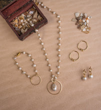 Load image into Gallery viewer, Gold Knot &amp; Freshwater Pearl Earring